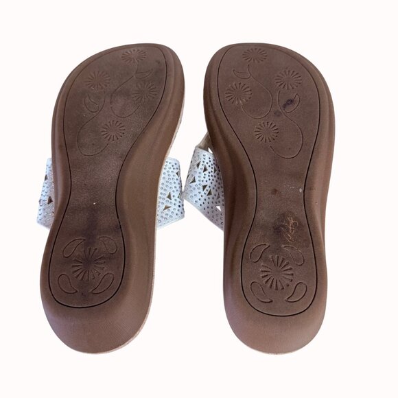 Mountain Sole Comfort Sandals Sz 8.5 White Flip Flop Silver Studs Thong Cushion - Picture 6 of 15